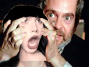 :Vieux_fou_force_a_ouvrir_les_yeux: