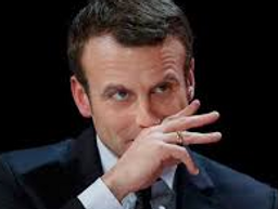 :Macron_sous_coke: